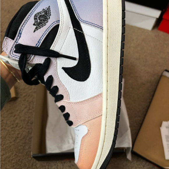 Sunset Jordan 1s - Picture 4 of 11